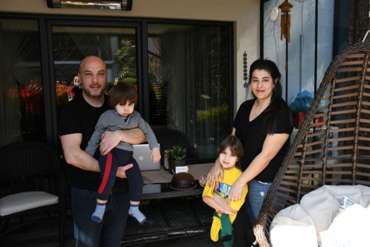 Belediye Başkanından Sokağa Çıkamayan Kıza Sürpriz Doğum Günü