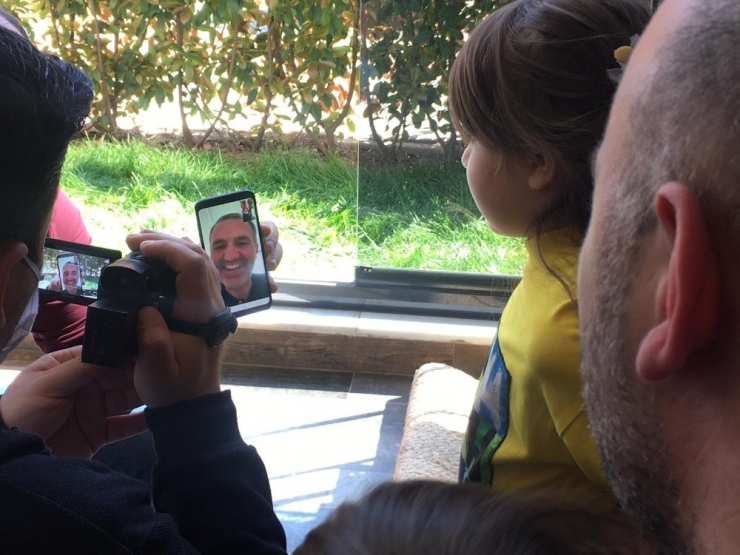 Belediye Başkanından Sokağa Çıkamayan Kıza Sürpriz Doğum Günü