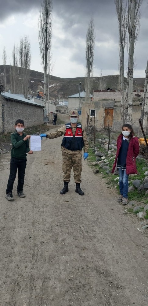 Harçlıklarını ‘Biz Bize Yeteriz Türkiyem Kampanyası’na Bağışladılar