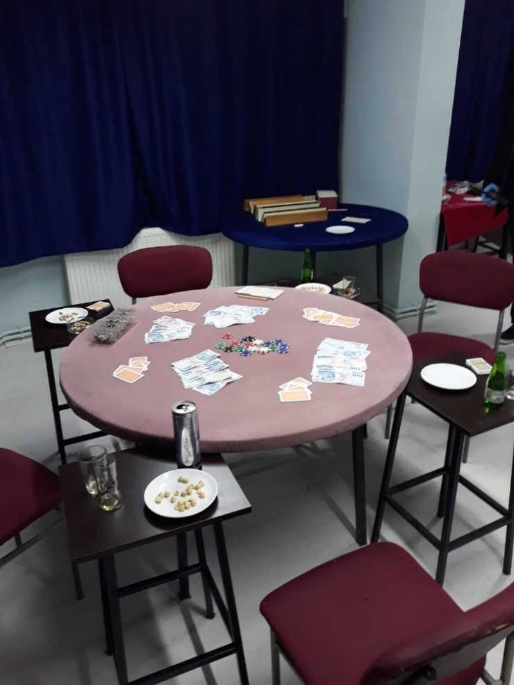 Yasak Dinlemeyip Evi Kumarhaneye Çevirdiler