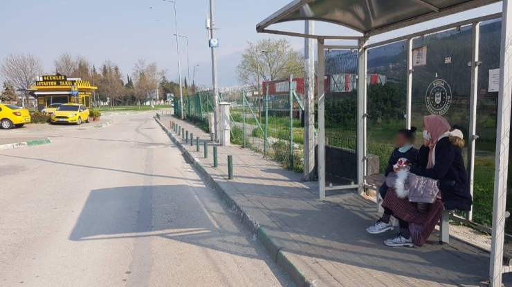 Hastaneye Giden Anne Kız Yolda Kalınca İmdadına Polis Yetişti