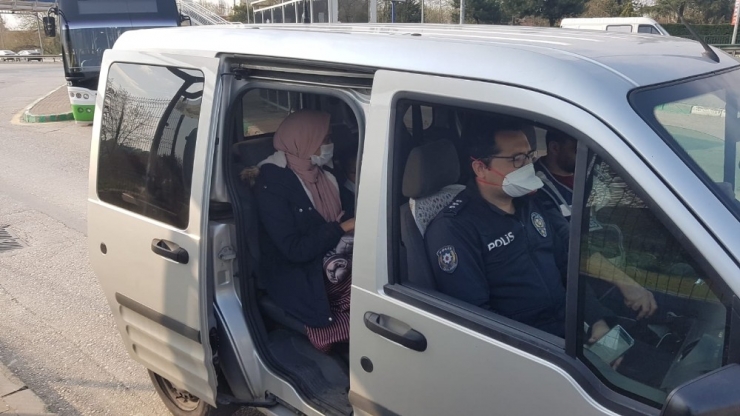 Hastaneye Giden Anne Kız Yolda Kalınca İmdadına Polis Yetişti