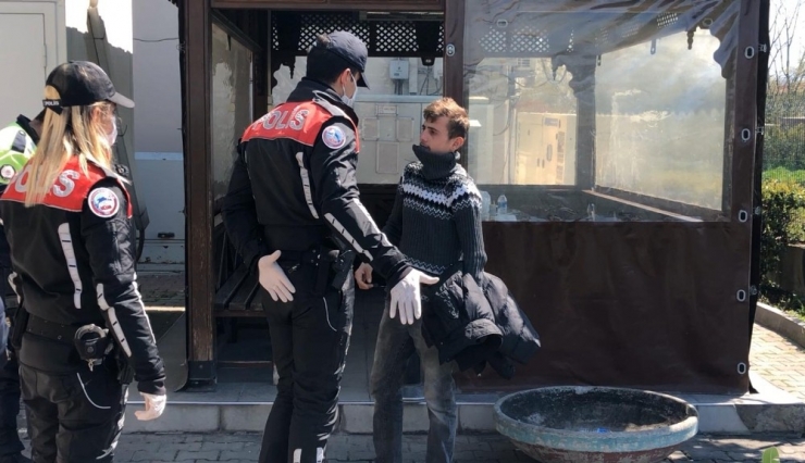 Sokağa Çıkma Yasağını Deldi, Ceza Kesilince Gazetecilere Saldırdı