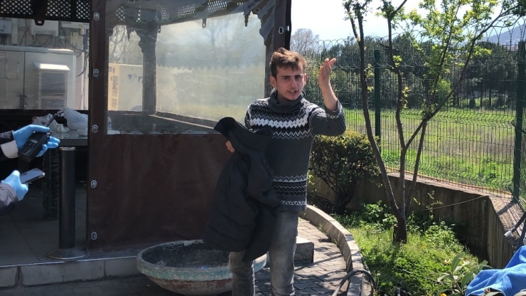 Sokağa Çıkma Yasağını Deldi, Ceza Kesilince Gazetecilere Saldırdı