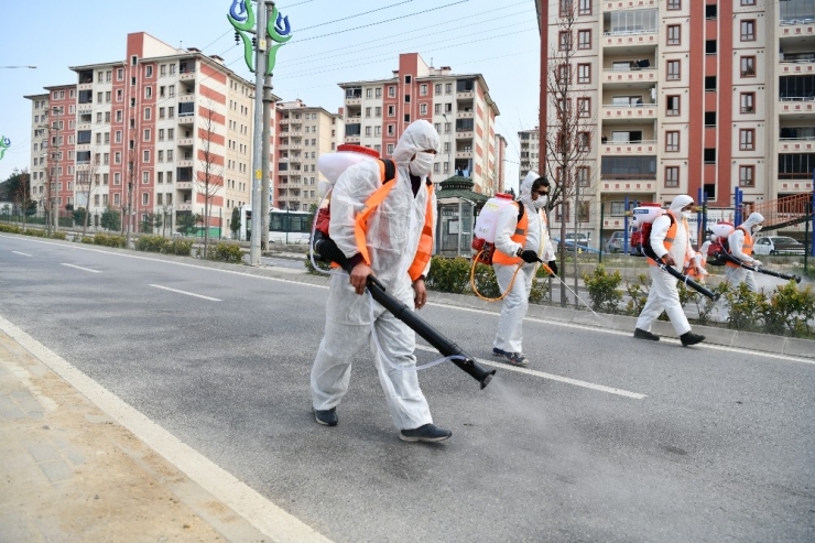 Çayırova’da Boş Kalan Caddeler Dezenfekte Ediliyor