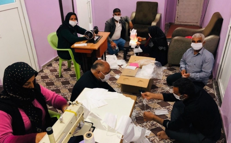 Gündüz Belediye Başkanlığı Yapıyor, Gece Maske Dikiyor