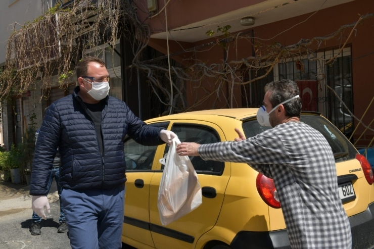 Başkan Gümrükçü, Önce Vatandaşlara Ekmek, Sonra Hayvanlara Mama Dağıttı