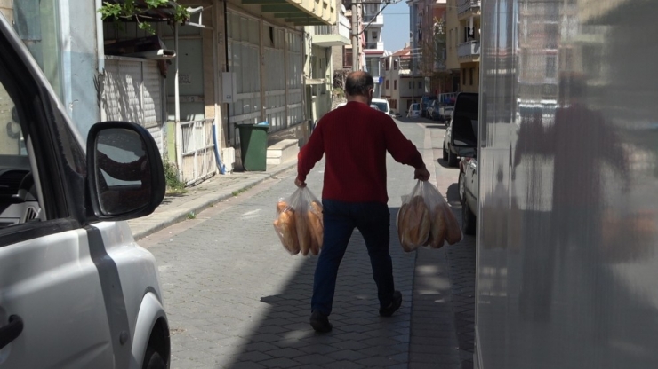 Denizli’de Sokak Sokak Ekmek Dağıtıldı