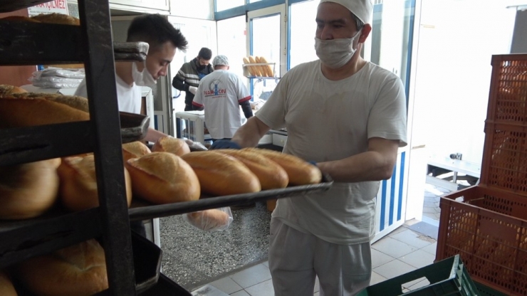 Denizli’de Sokak Sokak Ekmek Dağıtıldı