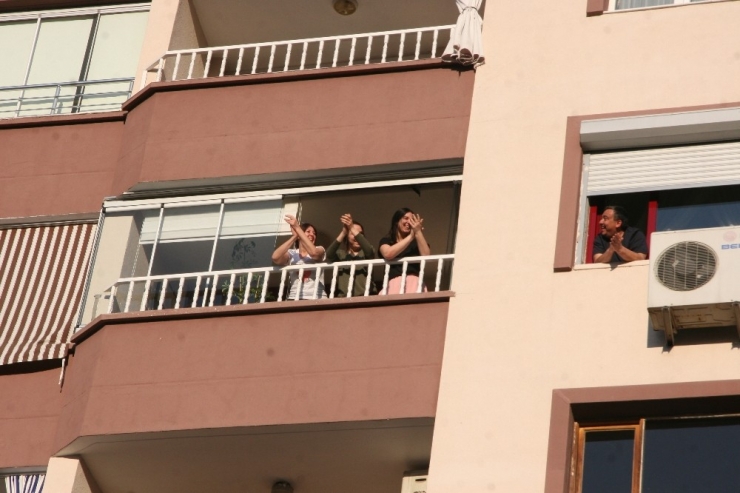 Müzisyen Mahalleyi Düğün Salonuna Çevirdi