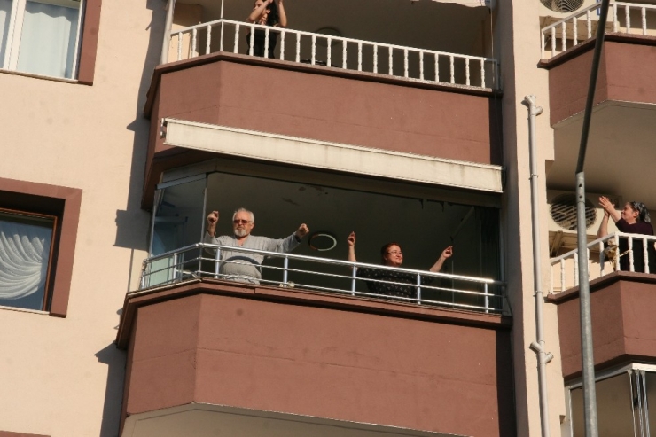 Müzisyen Mahalleyi Düğün Salonuna Çevirdi