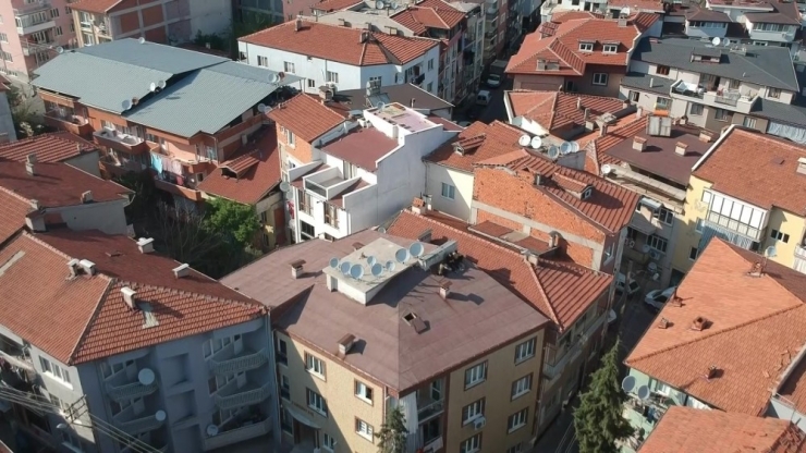 Sohbet Etmek İçin Sokağa Çıkamayınca Çatıya Çıktılar