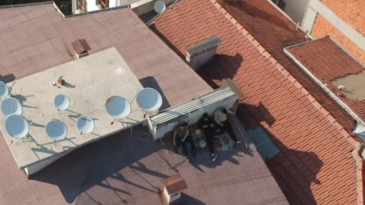 Sohbet Etmek İçin Sokağa Çıkamayınca Çatıya Çıktılar