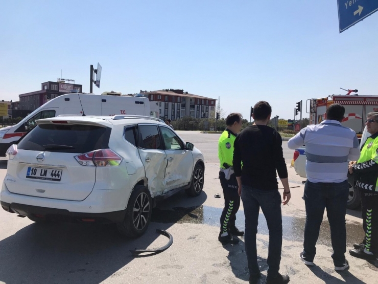 Otomobil İle Zabıta Aracı Çarpıştı: 1 Yaralı