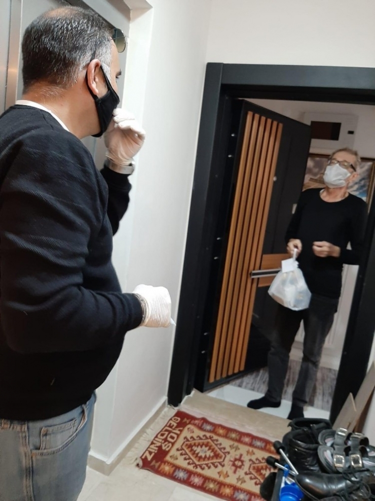 Eğitimcilerden 65 Yaş Üstü Vatandaşlara Hizmet