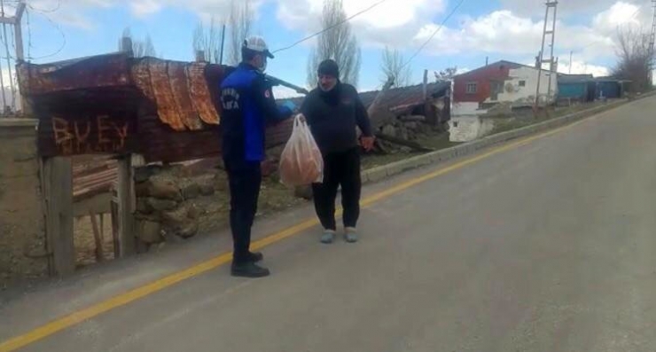 Zabıta Evde Kalanlara Ekmek Servisi Yaptı