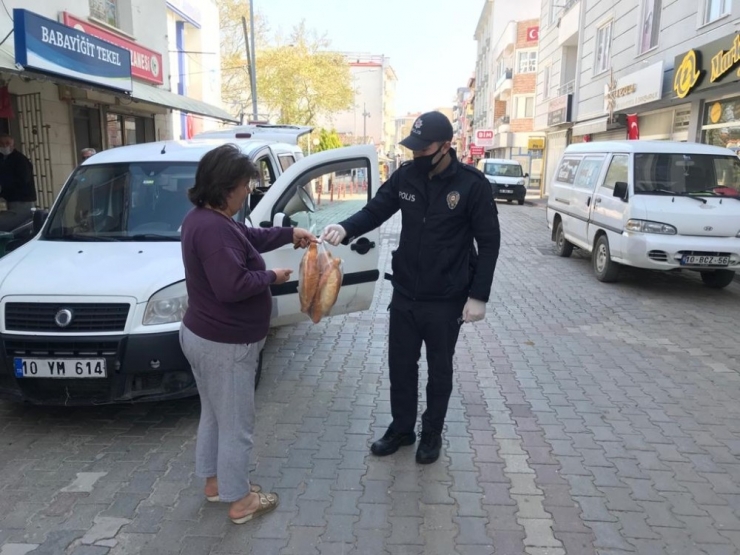 Gömeç Polisi Ekmekleri Vatandaşın Ayağına Götürdü