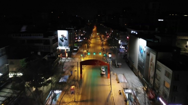 Sessizliğe Bürünen İstanbul’un Lüks Caddesi Havadan Görüntülendi