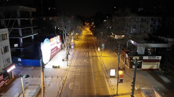 Sessizliğe Bürünen İstanbul’un Lüks Caddesi Havadan Görüntülendi