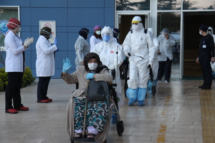 Isparta’da Tedavileri Tamamlanan 40 Umreci Daha Alkışlarla Taburcu Edildi