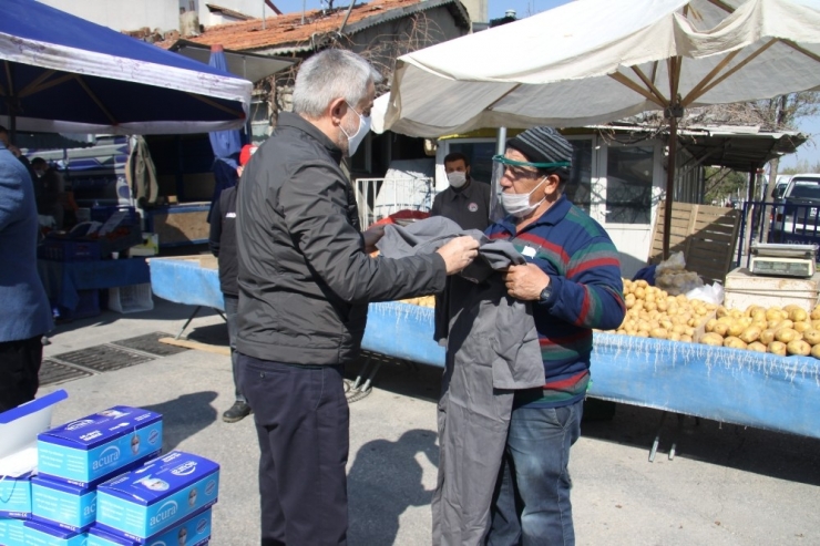Isparta Pazarlarında Esnaf Tulum Giyerek Satış Yapıyor