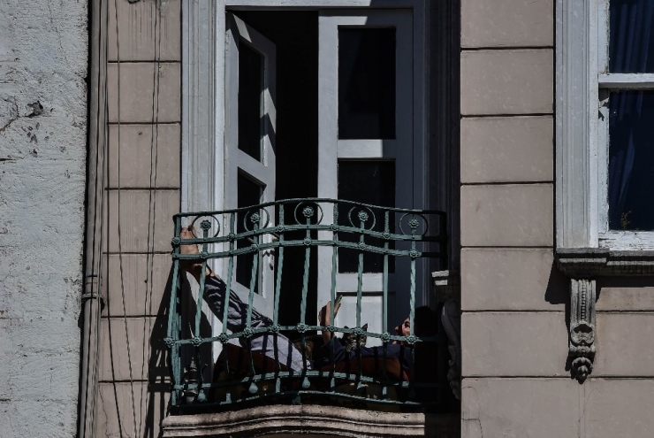 İstanbullular Can Dostları İle Balkonlarda Güneşleniyor