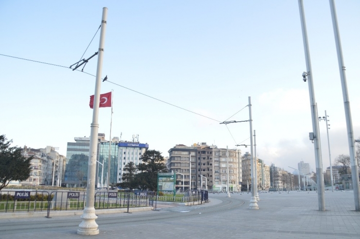 İstanbul’un Meydanları Boş Kaldı