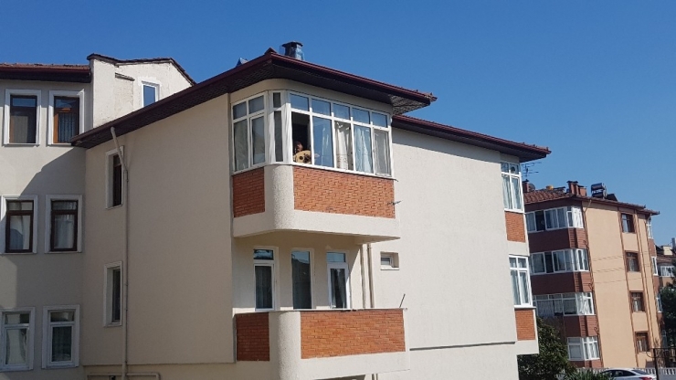 74’lük Dededen Mahalleliye Balkonda Türk Sanat Müziği Konseri