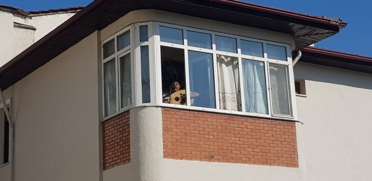 74’lük Dededen Mahalleliye Balkonda Türk Sanat Müziği Konseri