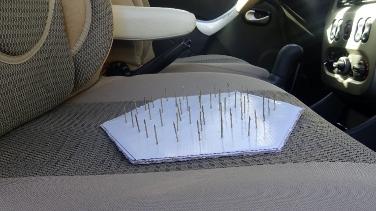 Ön Koltuğa Oturmasınlar Diye Çivilerle ’Korona Savar’ Yaptı