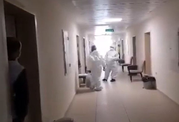 Karantinadaki Türk İşçiden Sağlıkçılara Tulumlu Mini Konser