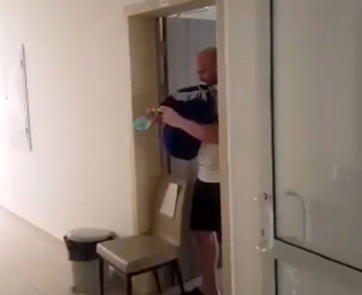 Karantinadaki Türk İşçiden Sağlıkçılara Tulumlu Mini Konser