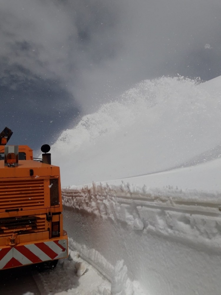 Nisan Ayında 3 Bin Rakımlı Karapet Geçidi’nde Karla Mücadele