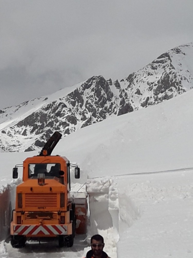 Nisan Ayında 3 Bin Rakımlı Karapet Geçidi’nde Karla Mücadele