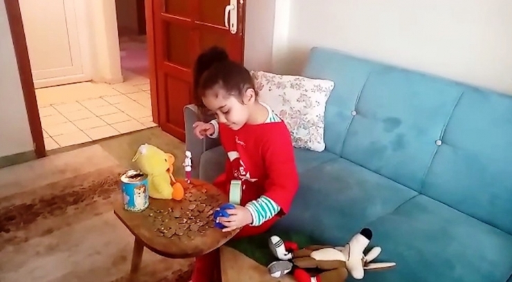 5 Yaşındaki Asya, Cumhurbaşkanı Erdoğan’a Seslendi: "Sen Maaşını Bağışladın, Ben De Kumbaramı Bağışlıyorum"