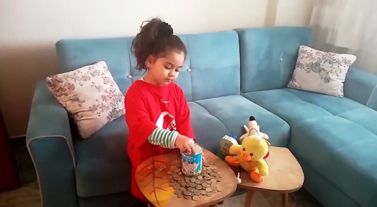 5 Yaşındaki Asya, Cumhurbaşkanı Erdoğan’a Seslendi: "Sen Maaşını Bağışladın, Ben De Kumbaramı Bağışlıyorum"