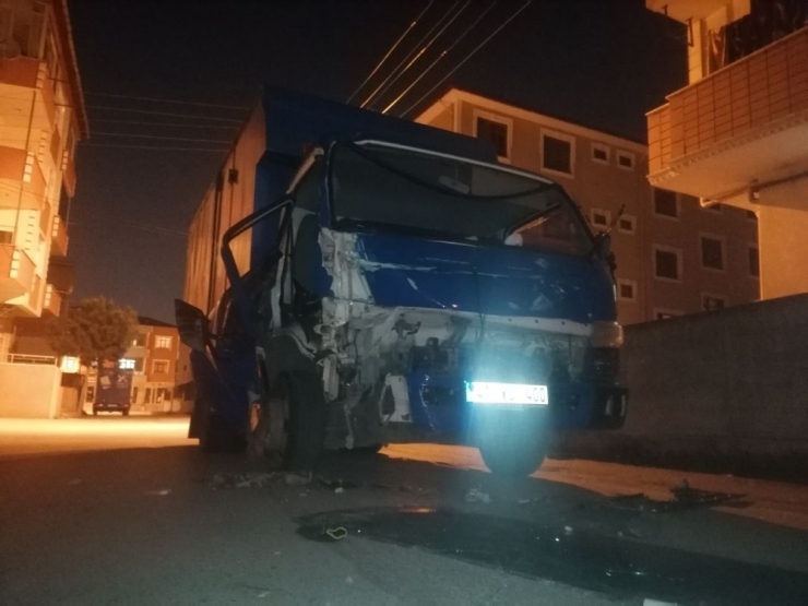 Kargo Aracı Kaza Yaptı: 2 Yaralı