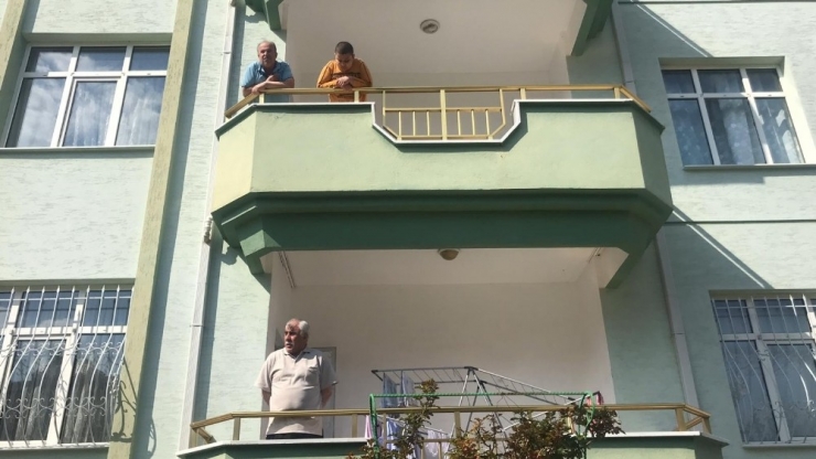 Eve Kapananlar Pencere Ve Balkondan Sohbet Etti
