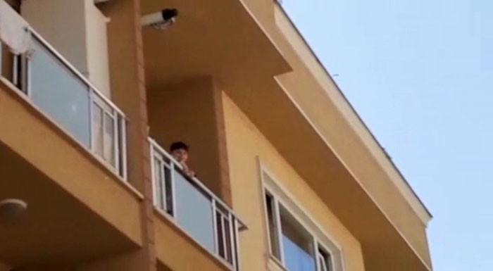 Sokağa Çıkamayan Çocuklar Balkonlarda Eğlendi