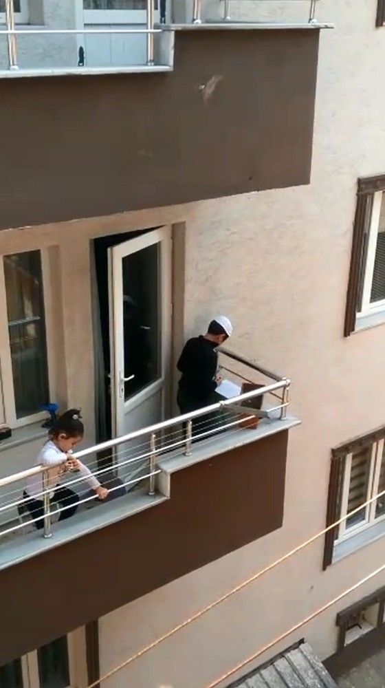 Balkondan Balkona "İsim Şehir" Oynadılar