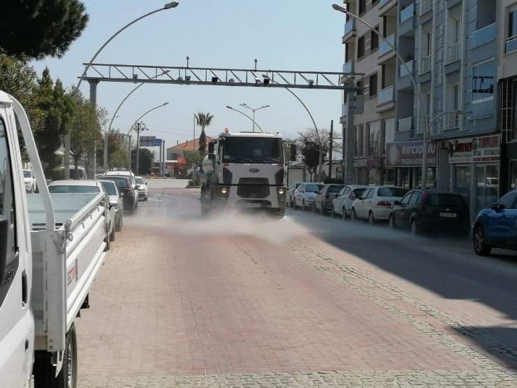 Büyükşehir Ekipleri Saruhanlı’yı Baştan Sona Dezenfekte Etti