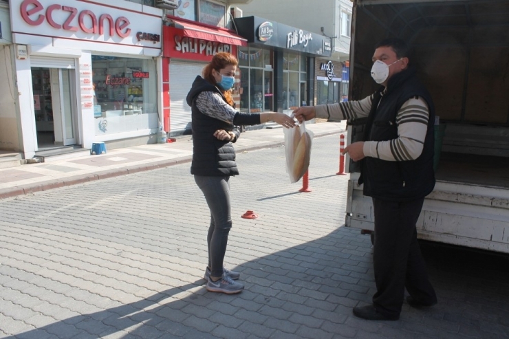 Manyas’ta Meydanlar Güvercinlere Kaldı