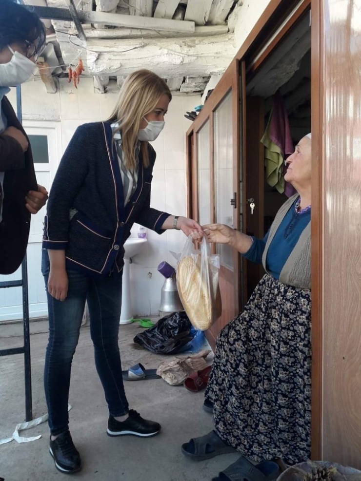 Başkan Doğan Ekipler İle Birlikte Ekmek Dağıtımı Yaptı