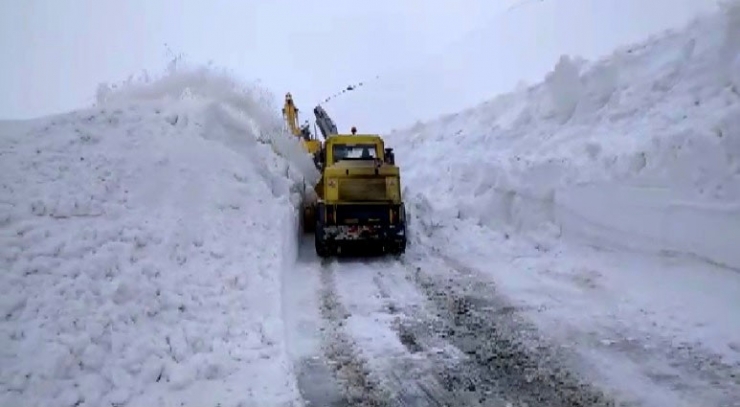 Muş’ta Kar Kalınlığının 7-8 Metre Olduğu Bölgede Yol Açma Çalışması Başlatıldı