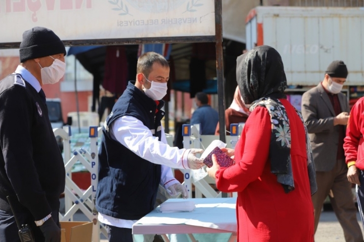 Pazaryerinde Vatandaşlara Ve Esnaflara Maske Dağıtıldı