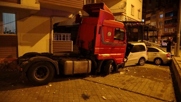 Ordu’da Kontrolden Çıkan Tır 3 Araca Çarpıp Durabildi