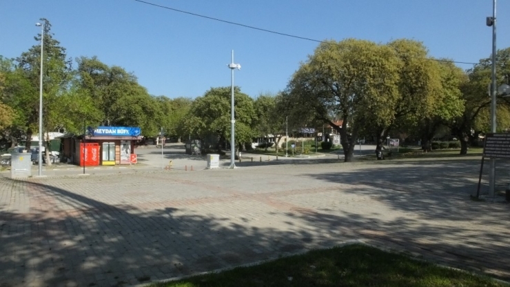 Burhaniye’de Sokağa Çıkma Yasağı Sahilleri Boşalttı