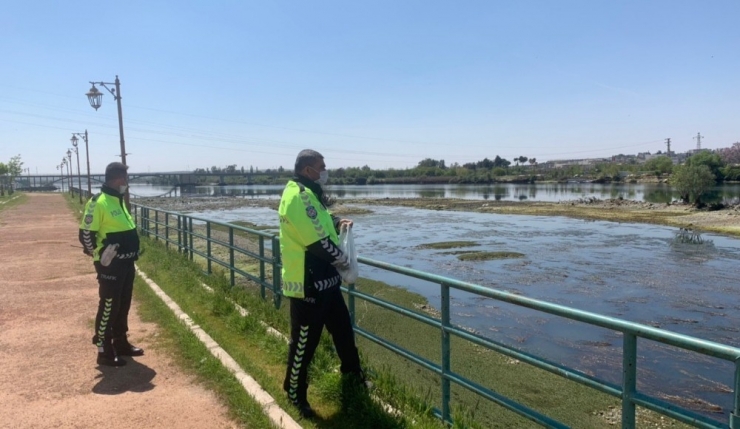 Polisler Suları Çekilen Fırat Nehri’ndeki Balık Ve Martıları Besledi