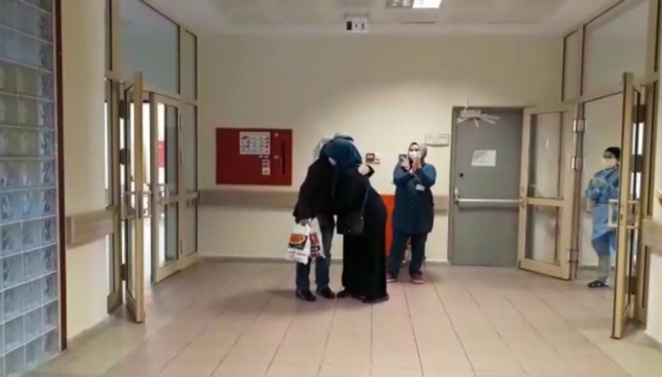 Rizeli Bayraktar Çifti Korona Virüs Tedavilerinin Ardından Alkışlarla Taburcu Edildi