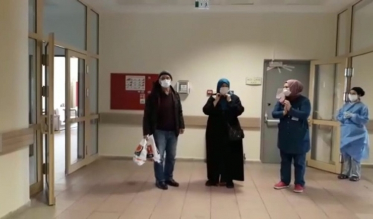 Rizeli Bayraktar Çifti Korona Virüs Tedavilerinin Ardından Alkışlarla Taburcu Edildi